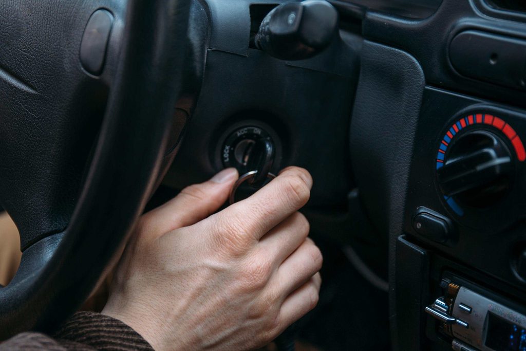Mașina pornește greu dimineața_ Verifică bateria înainte să vină frigul!